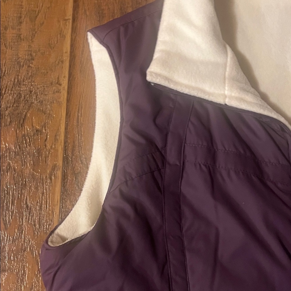 NWOT IZOD Women's Purple and White Puffer Reversible Vest - Picture 3 of 16
